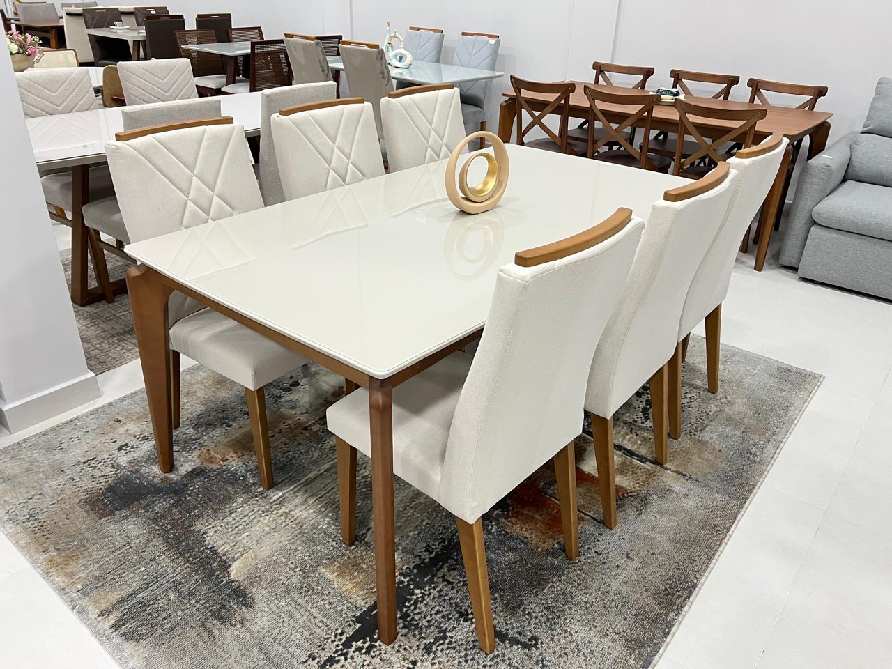Mesa de jantar com cadeiras brancas — Girassol Sofás, Apiúna